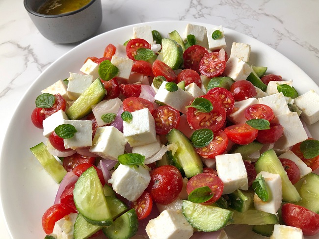 Tricolour Vegetable Salad with Garlic-Butter Dressing
