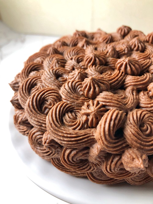Vanilla Sponge Cake with Chocolate Buttercream Frosting