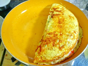 Cheesy Chicken filled Omelette | Garlic Chicken Omelette