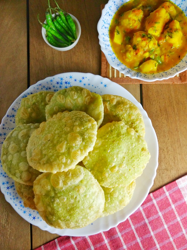 Matar or Koraishutir Kachori
