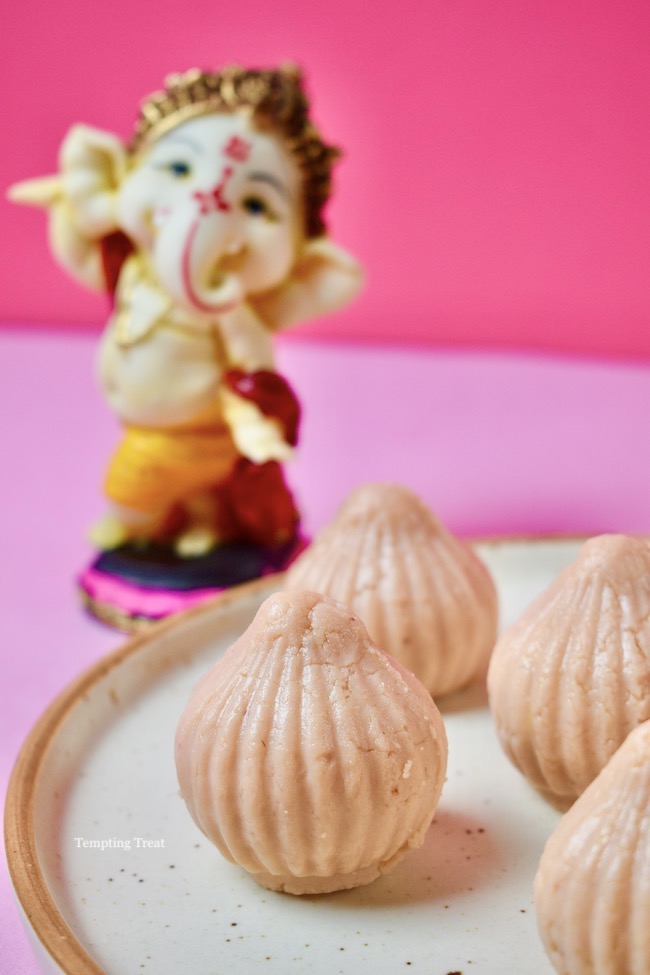 Instant Strawberry Mawa Modak Recipe
